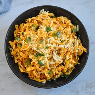 sun dried tomato pasta in black bowl