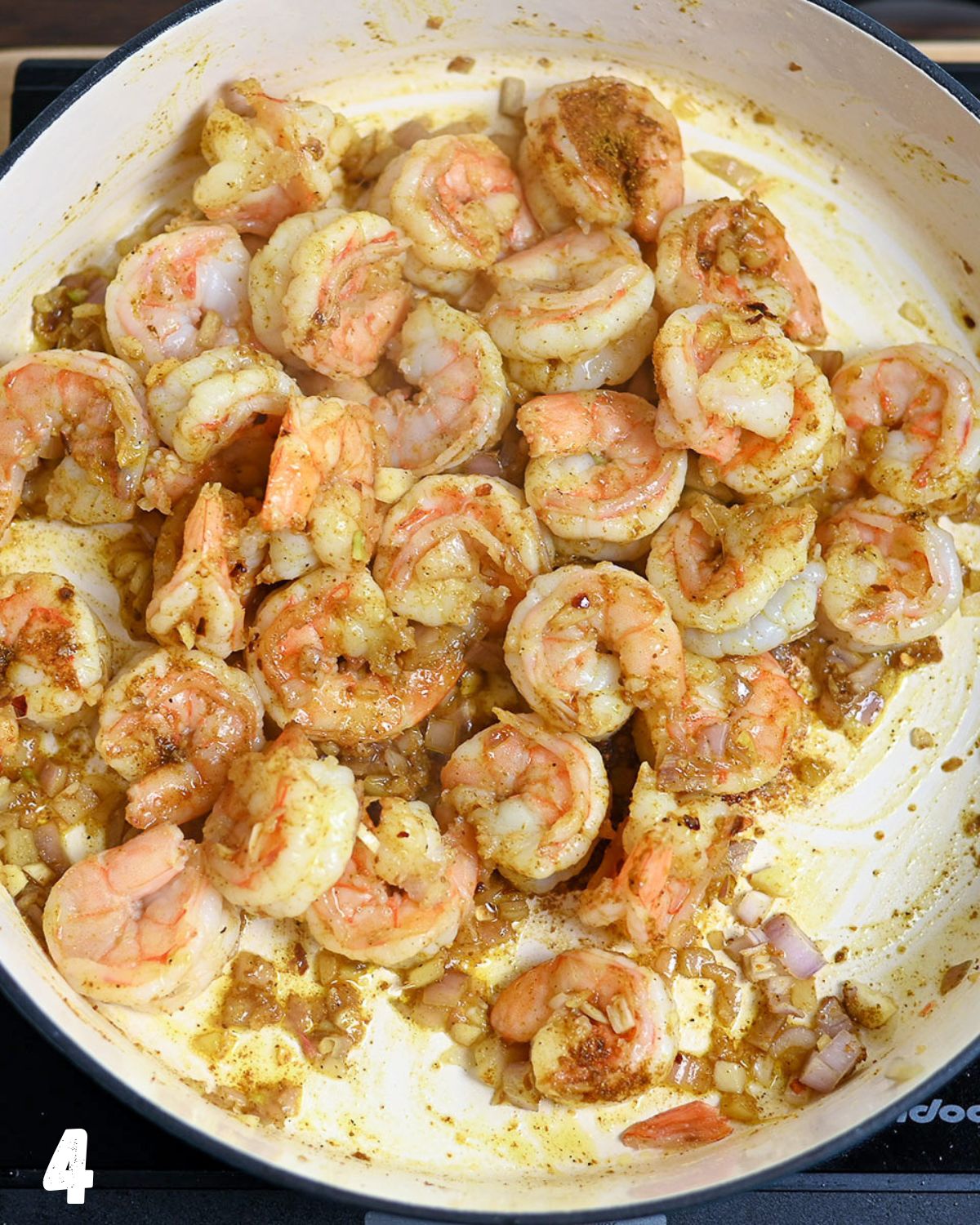Cooking shrimp with curry powder. 