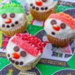 Snowman cupcakes decorated with frosting and sprinkles. These adorable snowman cupcakes will bring joy to any winter celebration. The fluffy frosting creates a snowy texture, while the colorful sprinkles add a festive touch.