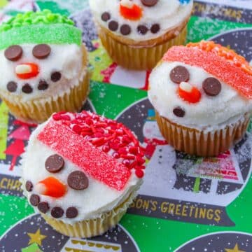 Snowman cupcakes decorated with frosting and sprinkles. These adorable snowman cupcakes will bring joy to any winter celebration. The fluffy frosting creates a snowy texture, while the colorful sprinkles add a festive touch.