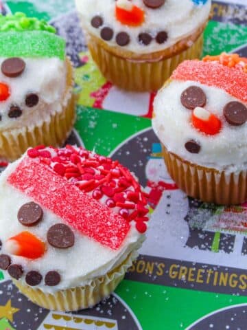 Snowman cupcakes decorated with frosting and sprinkles. These adorable snowman cupcakes will bring joy to any winter celebration. The fluffy frosting creates a snowy texture, while the colorful sprinkles add a festive touch.